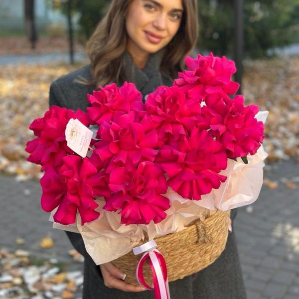 324 корзина с  яркими кружевными розами 